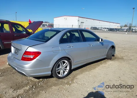 2012 Mercedes-Benz C 250 Sport z USA, uszkodzony, nr VIN WDDGF4HB2CR235046